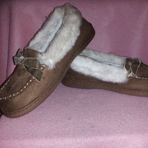 Jessica Simpson tan-and-white faux fur slippers